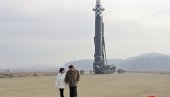 KIM DŽONG UN PRVI PUT JAVNO POKAZAO ĆERKU: Severnokorejski lider sa detetom posmatrao lansiranje najveće balističke rakete (FOTO)