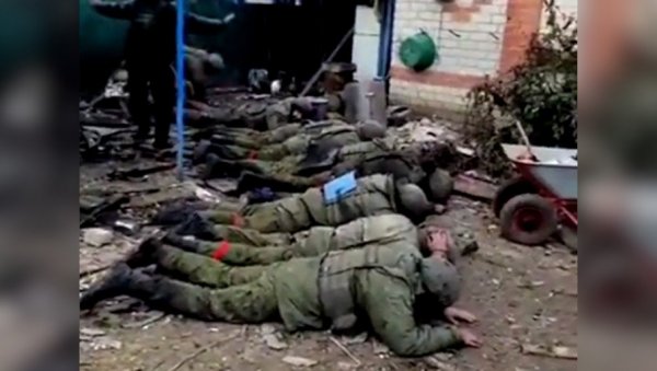 УЗНЕМИРУЈУЋИ СНИМАК ИЗ УКРАЈИНЕ: Да ли су руски војници убијени након предаје? (ВИДЕО)