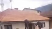 MOLILI DA IH POLICIJA NE TUČE: Lopovi se popeli na krov kuće, ali nisu uspeli da pobegnu (VIDEO)