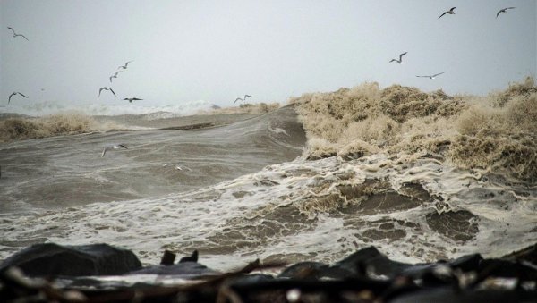 ЦРВЕНО УПОЗОРЕЊЕ НА ЈАДРАНУ: Стиже олујна бура и оркански ветрови, посебно опасна ситуација за поморце