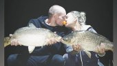 РОМАНСА ЈЕ ЈАЧА УЗ БЛИНКЕРЕ И МАМЦЕ: Заљубљени пар Бојана и Кристијан деле заједничку страст према риболову