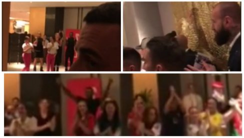 FENOMENALAN DOČEK ORLOVA U KATARU: Srbija je stigla u Dohu, navijači dočekali Piksija i fudbalere (VIDEO)