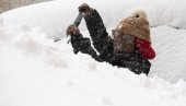(ФОТО) ДВА МЕТРА СНЕГА У ЊУЈОРКУ: Североисток САД на удару снежне мећаве, погинуло неколико људи