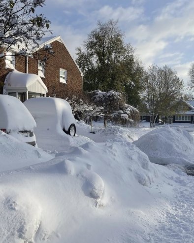 НАПОЉУ МЕЋАВА, ОН ЧИСТИ „ЦЕО ДАН“: Власник све посматра уз кафицу (ВИДЕО)