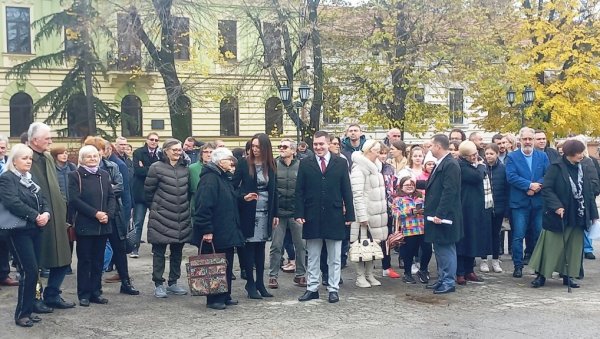 ЛЕНКА ШЕТА ПО РОДНОМ КРАЈУ: Јелена Дунђерски добила стату у родном Србобрану