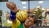 JURI REKORD: Žongler iz Zrenjanina do sada je pimplao loptu 3.500 puta (FOTO)