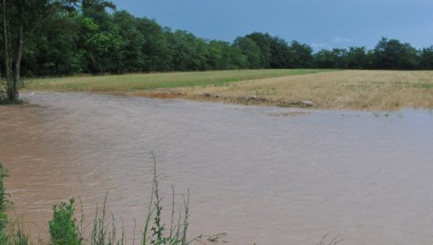 РАСТЕ ВОДОСТАЈ ЗБОГ ОБИЛНИХ ПАДАВИНА: Ванредна одбрана од поплава у сливу Мораве, Дрине, Колубаре и Лепенице