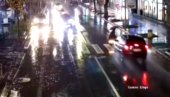 UZNEMIRUJUĆI SNIMAK IZ KRUŠEVCA: Žena prelazila ulicu, auto naleteo na nju (VIDEO)