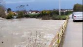 ПОД ВОДОМ И ПРИЛАЗНИ ПУТЕВИ НА АДИ БОЈАНИ: Поплаве у улцињском Анамаљском подручју, ветар обарао дрвеће (ФОТО)