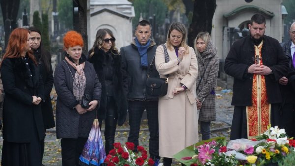 ГОДИНА КАКО ЈЕ УМРЛА МЕРИМА ЊЕГОМИР: Сузе пријатеља и породице у Алеји заслужних грађана, ћерка Љубица објавила потресну поруку (ФОТО)