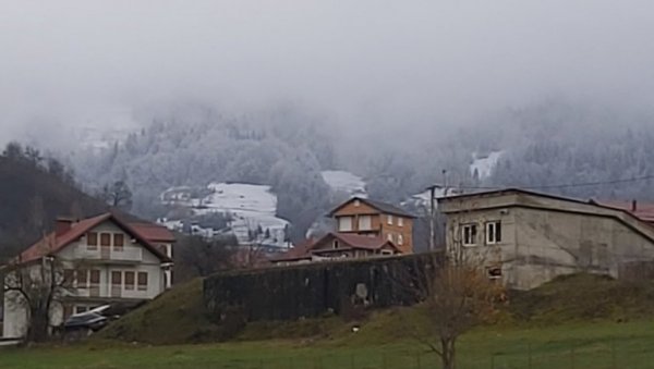 КАО ДА ИМ ПОПЛАВЕ НИСУ ДОВОЉНА МУКА: После обилне кише на северу Црне Горе - снег обелео планине (ФОТО)