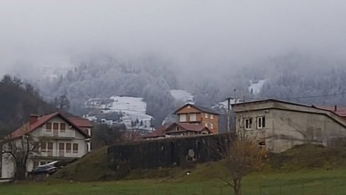 KAO DA IM POPLAVE NISU DOVOLJNA MUKA: Posle obilne kiše na severu Crne Gore - sneg obeleo planine (FOTO)