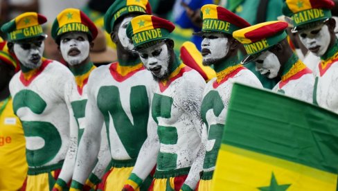 AFRIČKI KOLORIT ULEPŠAO MUNDIJAL: Senegal se sastao sa Holandijom, a navijači sa crnog kontinenta oduševili (FOTO)