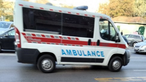 ТЕШКА САОБРАЋАЈНА НЕСРЕЋА НА ИБАРСКОЈ МАГИСТРАЛИ: Аутомобил слетео у канал, возач погинуо