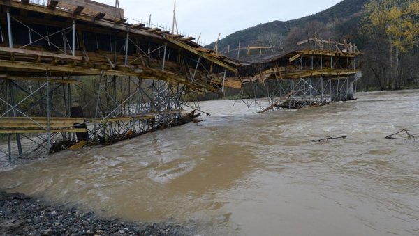 ОШТЕЋЕН МОСТ У ИЗГРАДЊИ: Набујали Ибар и даље задаје главобоље мештанима краљевачког и рашчанског краја