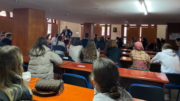 АМБАСАДОР СРПСКОГ СТРИПА: Марко Стојановић одржао предавање на универзитету у Тирани