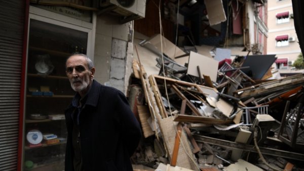 РАСТЕ БРОЈ СТРАДАЛИХ: У земљотресу у Турској 93 повређних (ФОТО)