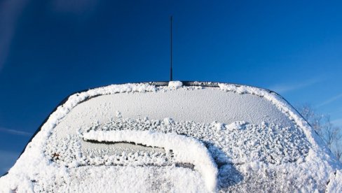 ТРИК КОЈИ ЋЕ ВАС СПАСИТИ СТРУГАЊА: Како спречити замрзавање стакала на аутомобилу