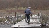 ŽIVEĆE OVAJ NAROD: Čovek u Ivanjici stavio kapiju na lokalni most i zaključao ga (VIDEO)