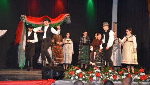 УЗ ЦИТРЕ И ЧАРДАШ: Дане мађарске дијаспоре обележиле традиционалне игре и обичаји (ФОТО)