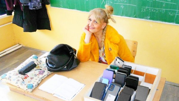 МОБИЛНЕ ОСТАВЉАЈУ НА КАТЕДРИ: Професорка из Врања увела необичну забрану - „Ученици се не буне, чак су и захвални“