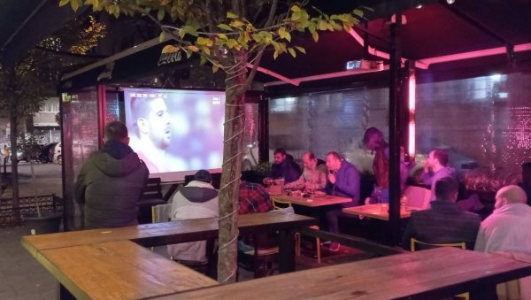 И ПРОЛАЗНИЦИ ГЛЕДАЈУ ОРЛОВЕ: Београд дише у ритму утакмице Пиксијевих изабраника (ФОТО)