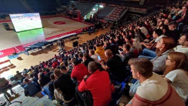 ПОДРШКА СРБИЈИ ИЗ ПИОНИРА: Навијаче Звезде после победе у Евролиги остали да гледају Пиксијеве орлове (ВИДЕО)