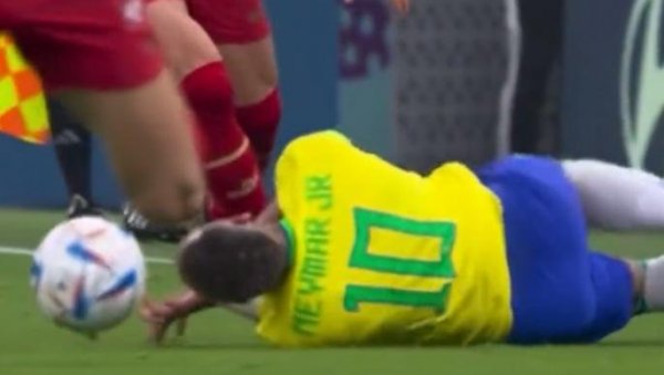 ЛЕГЕНДА КАЖЕ ДА СЕ ЈОШ КОТРЉА: Срамотне симулације Нејмара против Србије