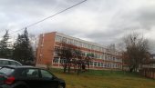 НОВИ СКАНДАЛ У ШКОЛИ: Ученик гађао професора и претио му јер није хтео да му помогне у решавању теста