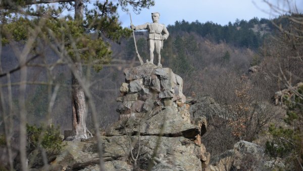 ПОНОСНО СТРАЖАРИ НАД СЕНИМА ЈУНАКА: Три и по метра висока статуа подсећа на херојство ратника који су животе дали за слободу Србије (ФОТО)