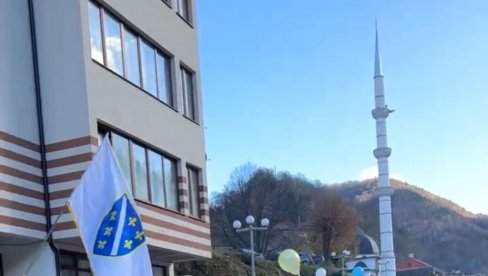 DUHOVI PROŠLOSTI NA ULICAMA SREBRENICE: Ratnim zastavama Bošnjaci poslali preteću poruku Srbima