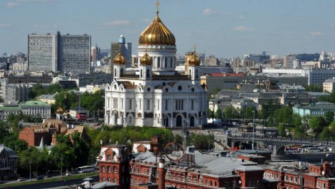 BLUMBERG O RUSKOJ EKONOMIJI: Sankcije je nisu ugrozile, ali je rublja u padu