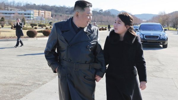ПОВЕО И ЋЕРКУ: Ким Џонг Ун на фудбалској утакмици поводом рођендана покојног оца