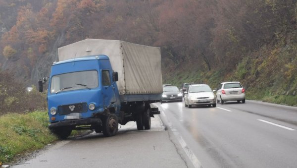 ТЕШКО ПОВРЕЂЕНИ МУШКАРАЦ И ЖЕНА: Детаљи саобраћајне несреће код Чачка, колона возила на магистралном путу (ВИДЕО)