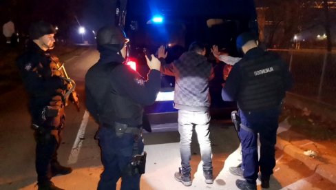 ПОГЛЕДАЈТЕ СНИМАК НОВЕ АКЦИЈЕ ОПЕРАТИВНЕ УДАРНЕ ГРУПЕ: Мигрант бежао и бацио нож, током ноћи пронађена и пушка (ВИДЕО)