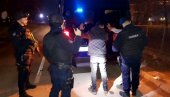 ПОГЛЕДАЈТЕ СНИМАК НОВЕ АКЦИЈЕ ОПЕРАТИВНЕ УДАРНЕ ГРУПЕ: Мигрант бежао и бацио нож, током ноћи пронађена и пушка (ВИДЕО)