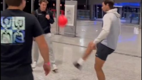 FUDBALSKA GROZNICA TRESE ŠPANCA: Rafael Nadal na aerodromu pokazao umeće sa loptom (VIDEO)