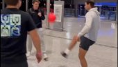 FUDBALSKA GROZNICA TRESE ŠPANCA: Rafael Nadal na aerodromu pokazao umeće sa loptom (VIDEO)