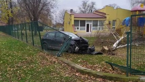 SREĆOM NIJE BILO DECE U DVORIŠTU: Policija u Svilajncu privela muškarca - ukrao auto, pa udario u ogradu vrtića (FOTO)