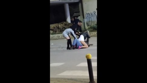 ŽENSKA TUČA U CENTRU GRADA: Skandalozan snimak iz Vranja – devojke se valjaju po ulici (VIDEO)