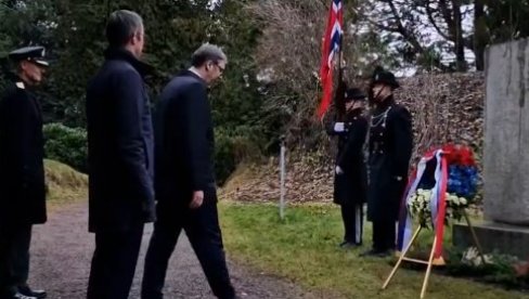 PREDSEDNIK VUČIĆ POLOŽIO VENAC NA SPOMENIK STRADALIM JUGOSLOVENIMA: Aleksandar Vučić obeležio stradanje Srba u logorima u Norveškoj
