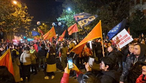 ТРАЖЕ НОВУ ВЛАДУ И ИЗБОРЕ: Нови протест присталица режима Мила Ђукановића испред Владе Црне Горе