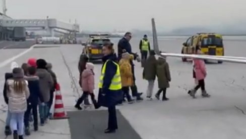DODIK UGOSTIO MALIŠANE: Deci u Sarajevu pokazao avion predsednika Srpske (FOTO/VIDEO)