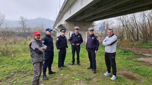 „ПИТАО САМ ЈЕ ЗАШТО ТО РАДИШ“ Младић и полицајци спасили девојку из хладне реке Босне