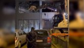 POLICIJA I BAGERI OPKOLILI RESTORAN NA NOVOM BEOGRADU: U toku rušenje objekta koji je izgoreo prošle godine
