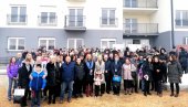 КОНАЧНО ПОД СВОЈИМ КРОВОМ: У новоизграђеној згради у Вршцу трајно стамбено збринуто 40 избегличких породица (ФОТО)