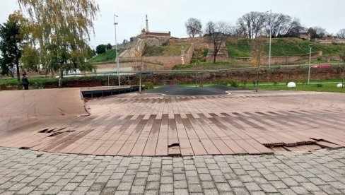 ВОЗИЛА ЛОМЕ ПЛОЧЕ ДУЖ САВСКОГ КЕЈА: Oштећено шеталиште названо по Диани Будисављевић и обновљено 2020.