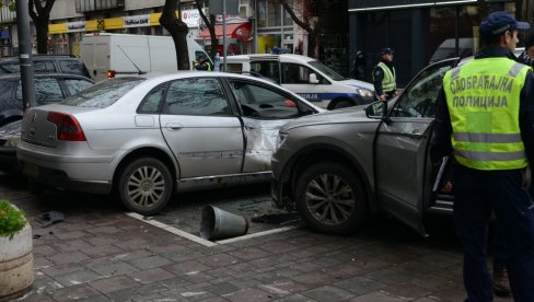 DŽIP „POKUPIO“ ŽENU NA TROTOARU: Saobraćajni udes na raskrsnici u centru Kraljeva
