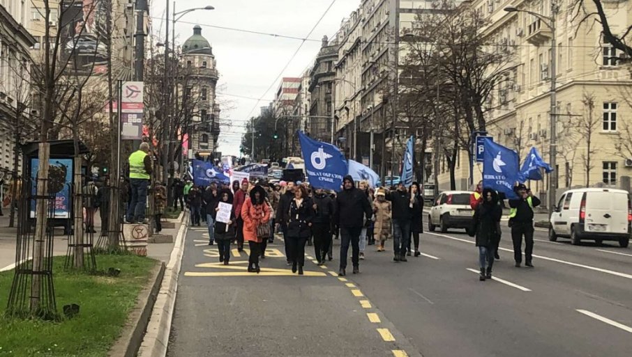 ZA DOSTOJANSTVO PROFESIJE: Protest prosvetnih radnika zbog nasilja u školama, otežan saobraćaj u Kneza Miloša (FOTO/VIDEO)