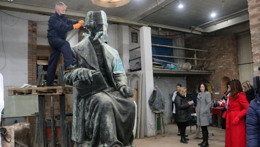 ZABLISTAĆE VUK DO KRAJA GODINE: Na istom mestu gde je obnovljen "Pobednik", u toku je restauracija spomenika srpskom reformatoru (FOTO)